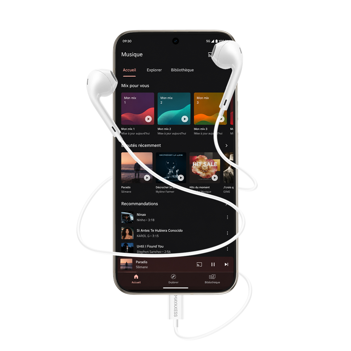 Uno smartphone con auricolari mostra un'app musicale con playlist e suggerimenti.