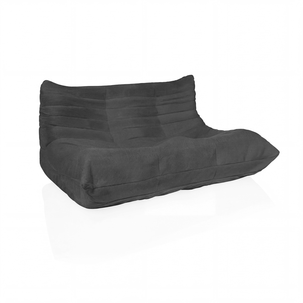 Ein dunkler, faltiger, modischer Sitzsack mit Rückenlehne auf weißem Hintergrund.