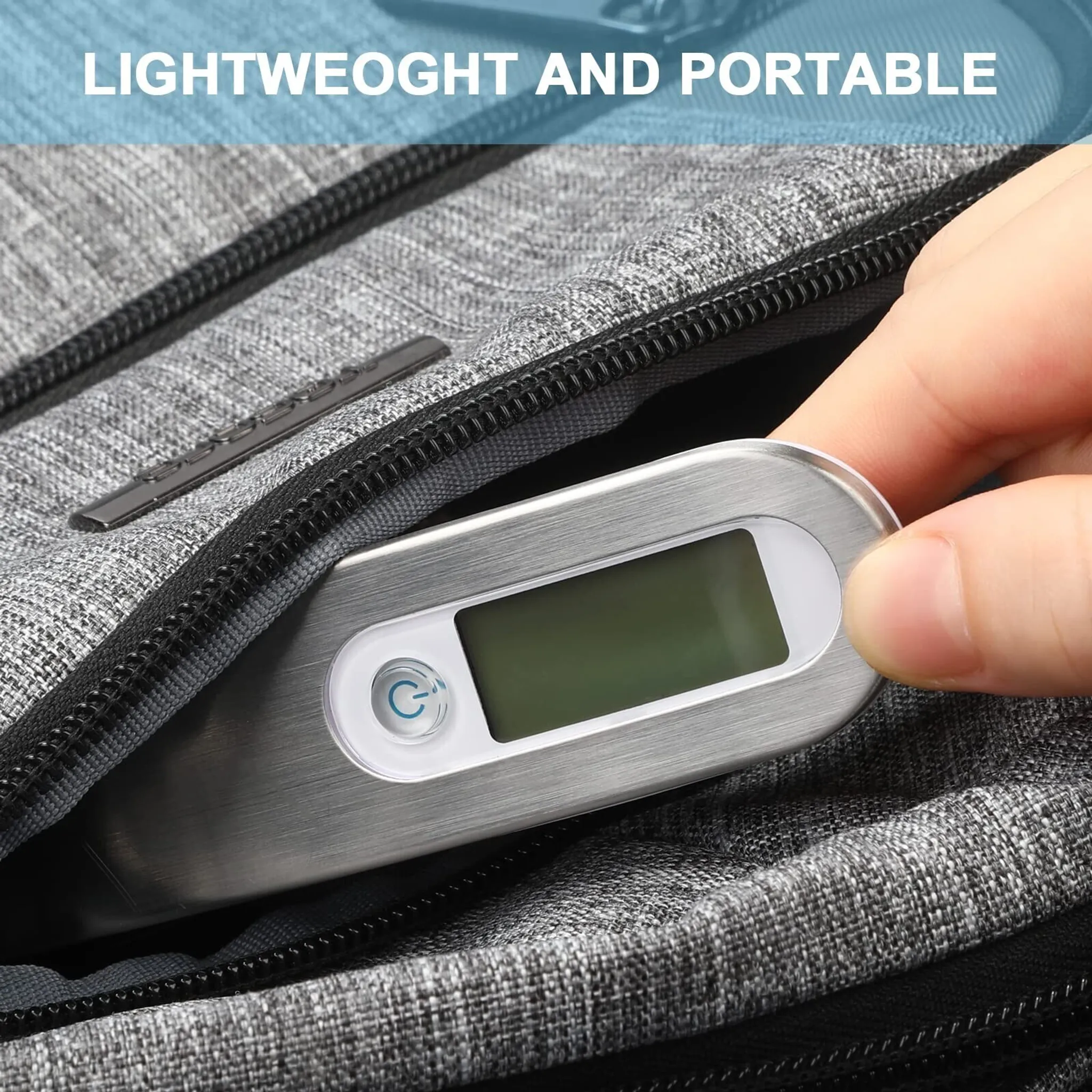 Eine Hand legt eine silberne digitale Waage mit grünem Display in eine graue Stofftasche.
