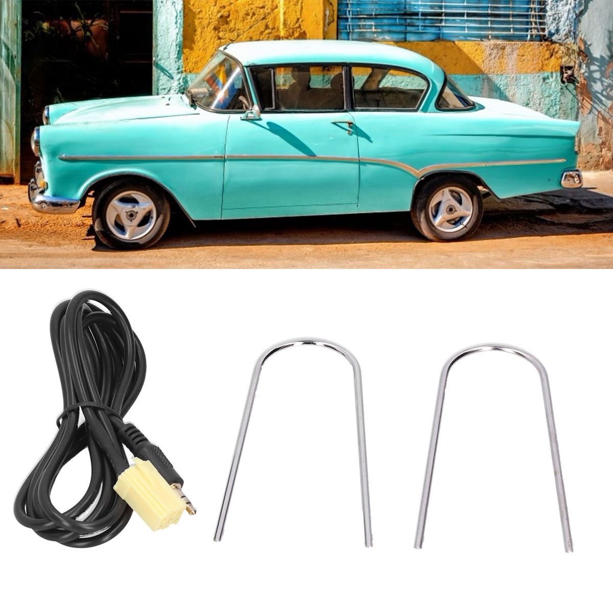 Türkisfarbener Oldtimer vor bunter Wand, daneben Kabel und zwei silberne Halterungen.