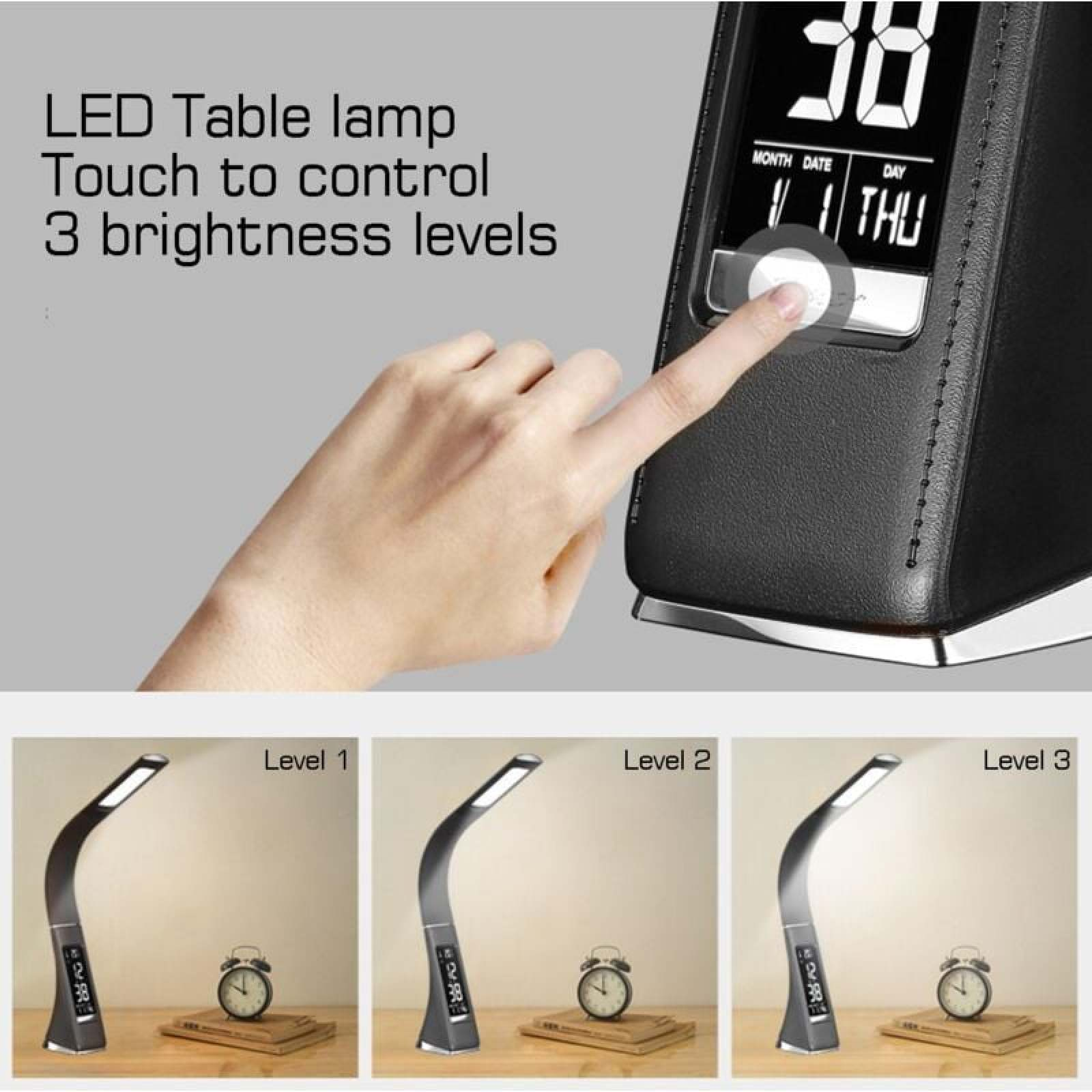 Eine Hand berührt eine schwarze Lampe mit digitaler Anzeige. Drei Helligkeitsstufen.
