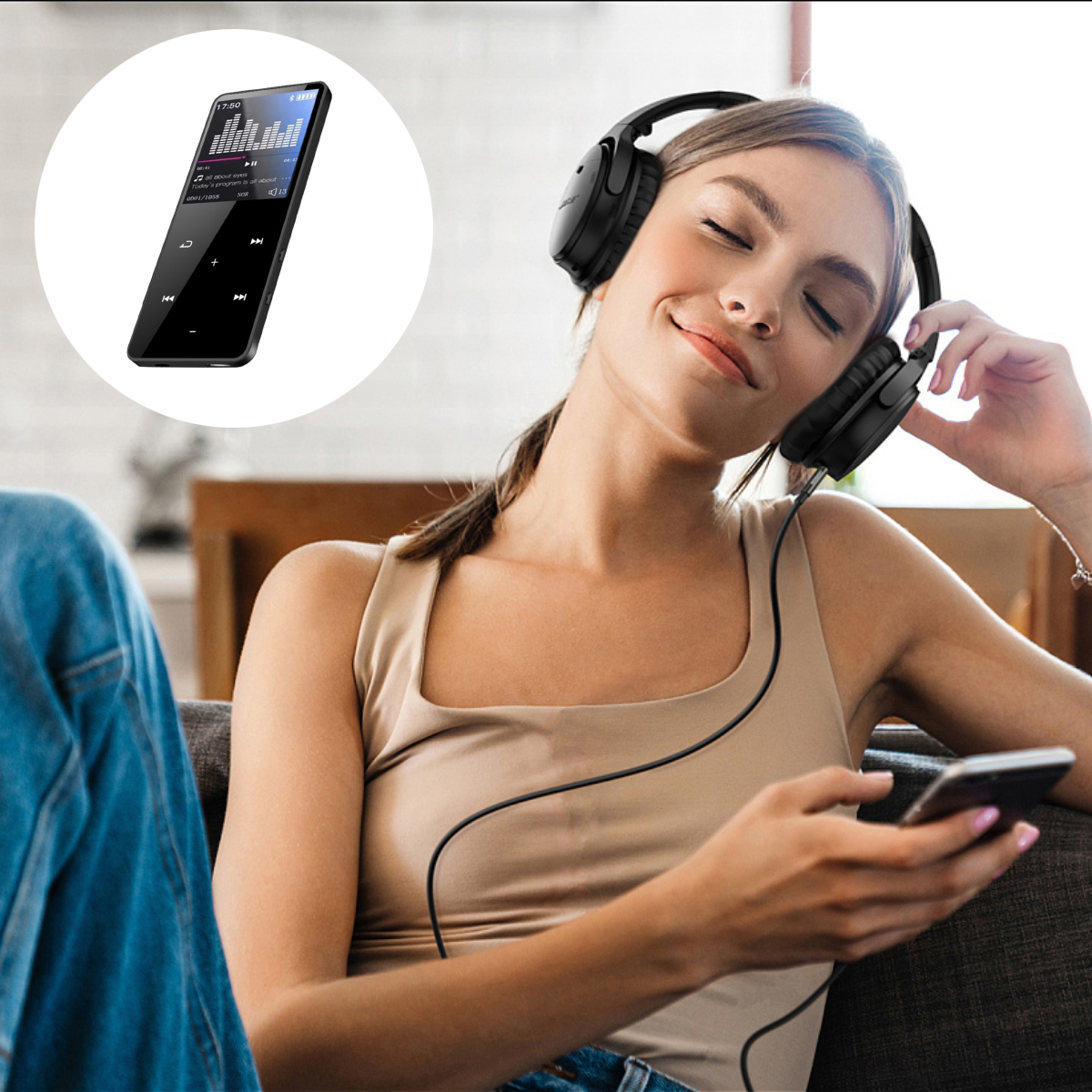 Eine Frau mit Kopfhörern hört Musik und hält ein Smartphone.