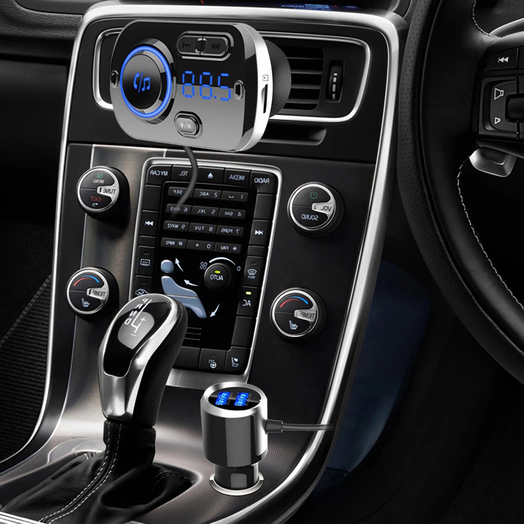 Ein Autoinnenraum mit Schalthebel, Radio und USB-Ladegerät im Zigarettenanzünder.
