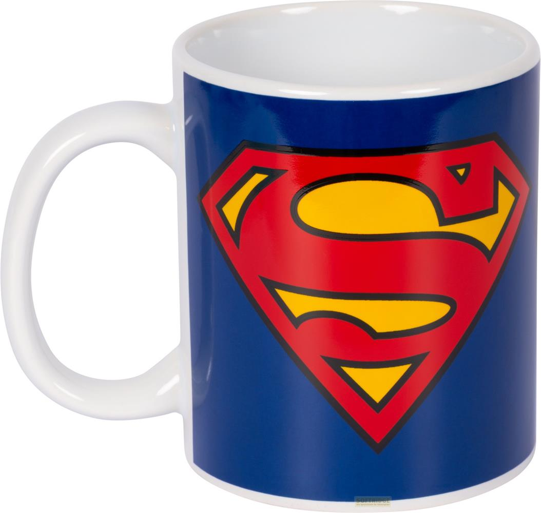 Eine blaue Tasse mit dem ikonischen rot-gelben Superman-Logo. Weißer Henkel.