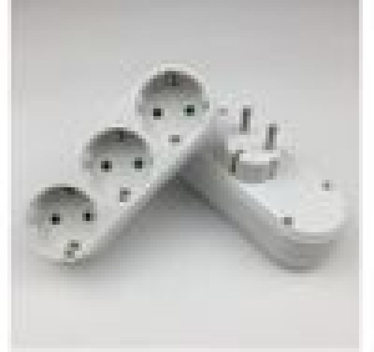 Ein weißer Mehrfachsteckdosenadapter mit drei Steckplätzen und einem Stecker.