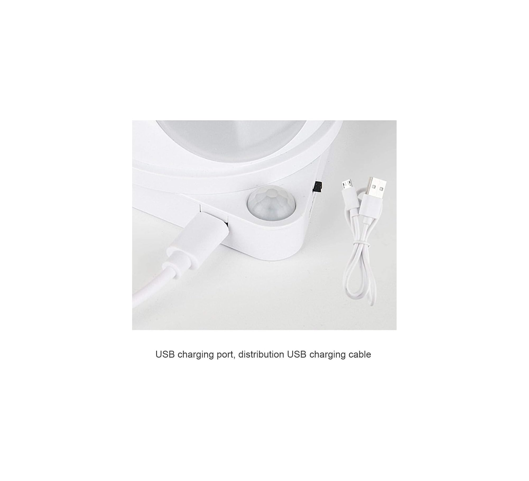Weißes Ladekabel mit USB-A und Micro-USB-Anschlüssen neben einem weißen Gerät.