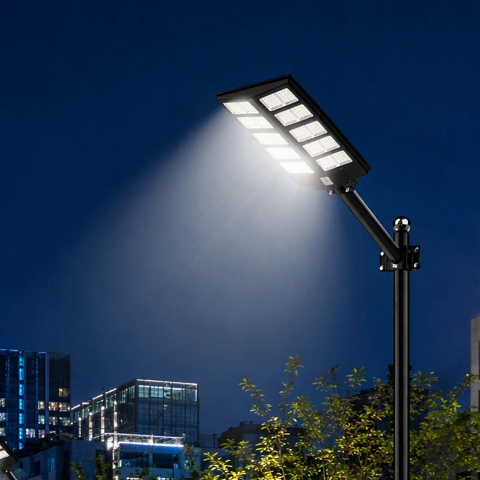 Moderne Straßenlaterne beleuchtet die Nacht mit hellem Licht über Gebäuden.