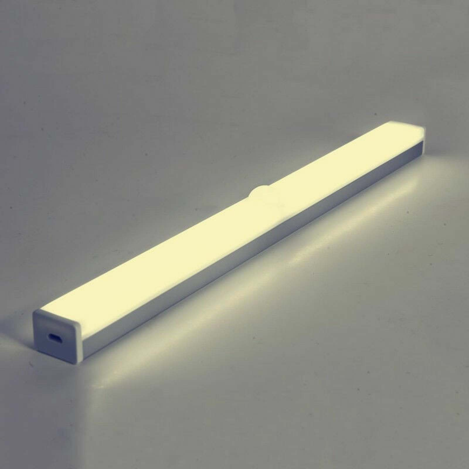 Ein beleuchteter, rechteckiger LED-Streifen mit silbernem Gehäuse auf grauem Untergrund.