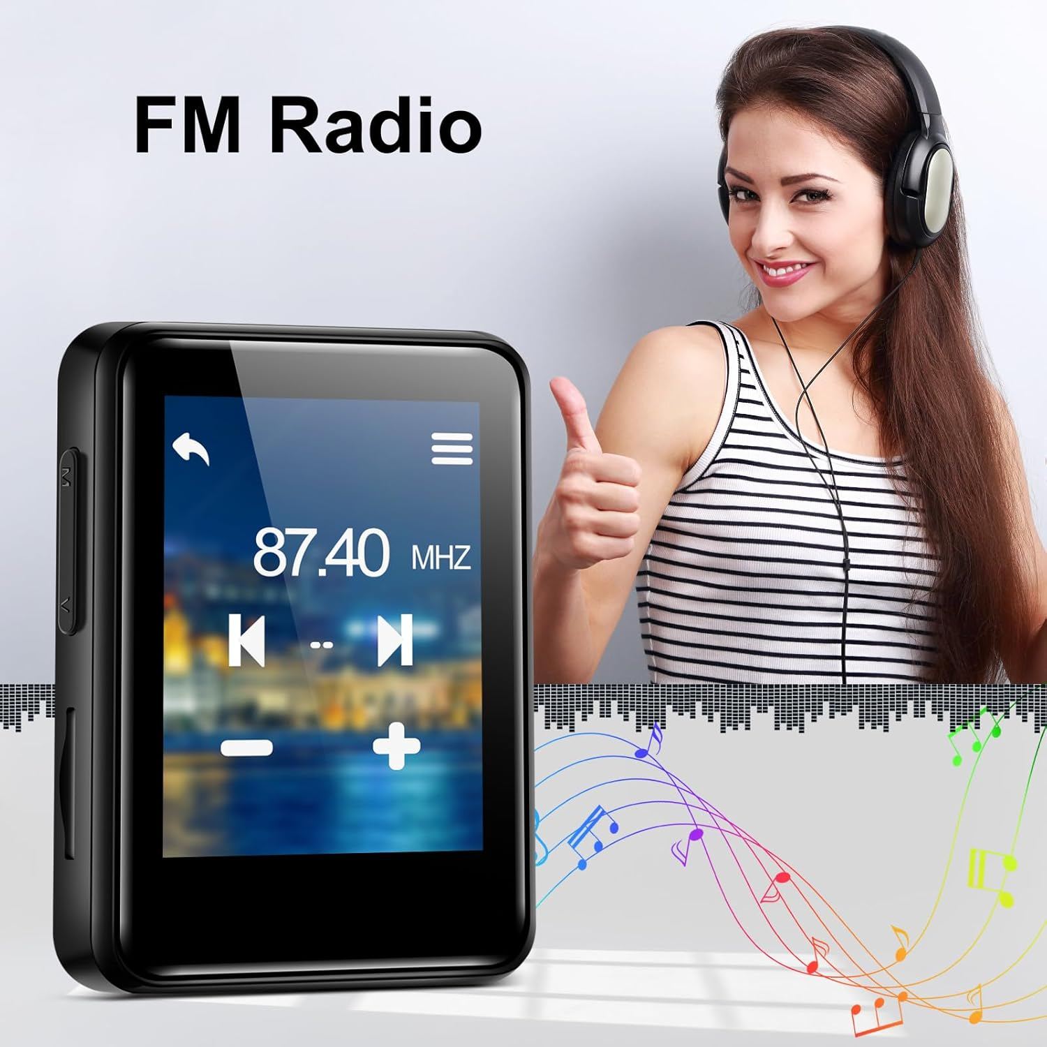 Ein schwarzer MP3-Player zeigt 87,40 MHz. Eine Frau mit Kopfhörern gibt Daumen hoch.