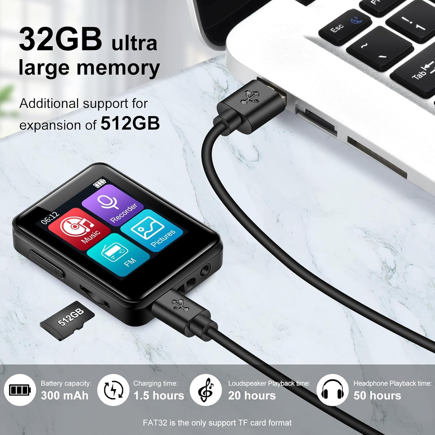 Ein schwarzer MP3-Player mit 32 GB Speicher, verbunden mit einem Laptop über USB. Eine 512-GB-Speicherkarte liegt daneben.