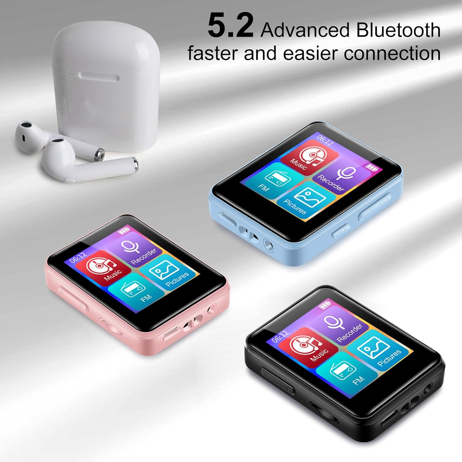 Drei MP3-Player in Rosa, Blau und Schwarz mit Kopfhörern und Ladecase.