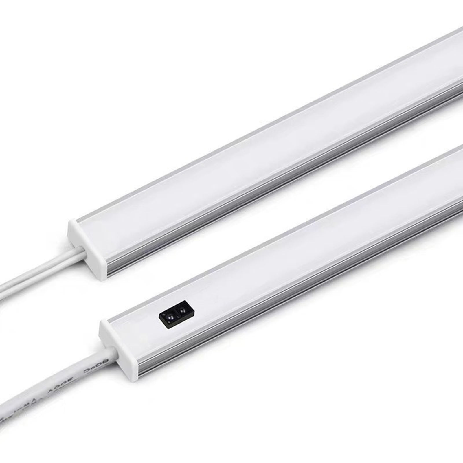 Zwei weiße LED-Leisten mit Schaltern und Kabeln auf weißem Hintergrund.