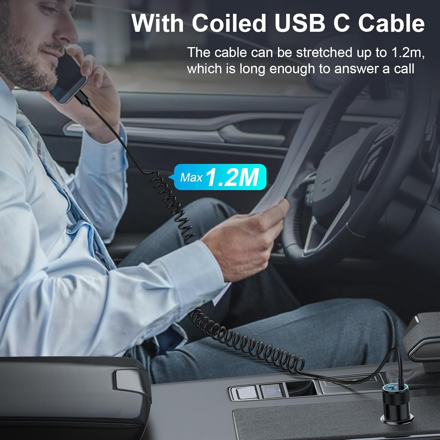 Mann im Auto telefoniert mit einem Handy, das an ein spiralförmiges USB-C-Kabel angeschlossen ist.