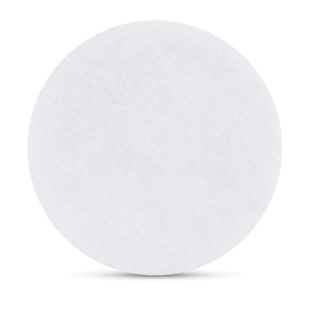 Ein weißes, rundes Pad mit leicht rauer Textur auf weißem Hintergrund.