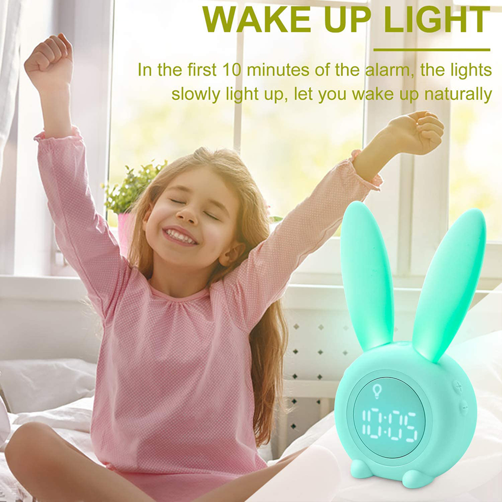 Ein Mädchen streckt sich im Bett, neben einem weckenden Licht im Hasendesign.