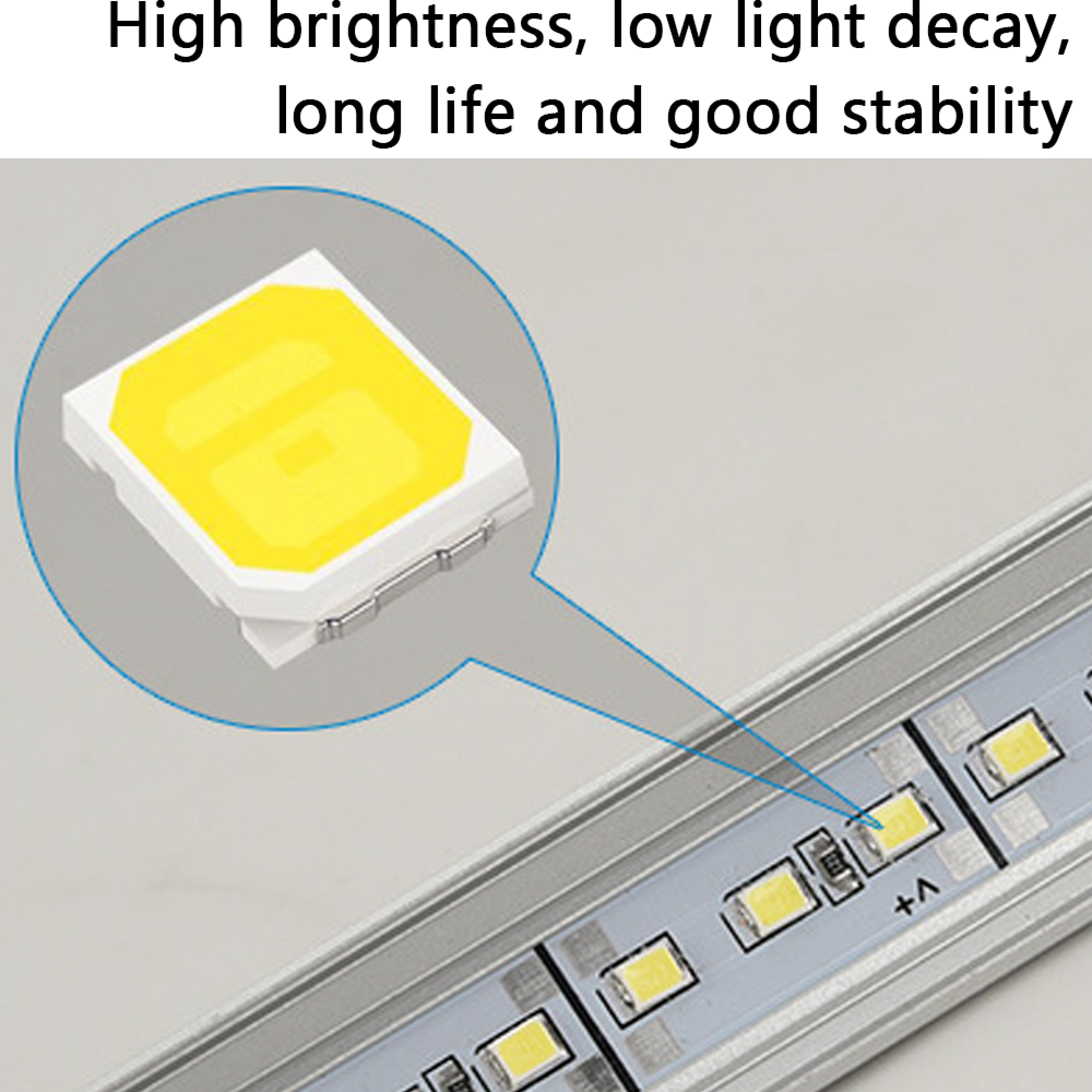 Nahaufnahme eines LED-Streifens mit gelben Lichtern und silbernem Gehäuse.