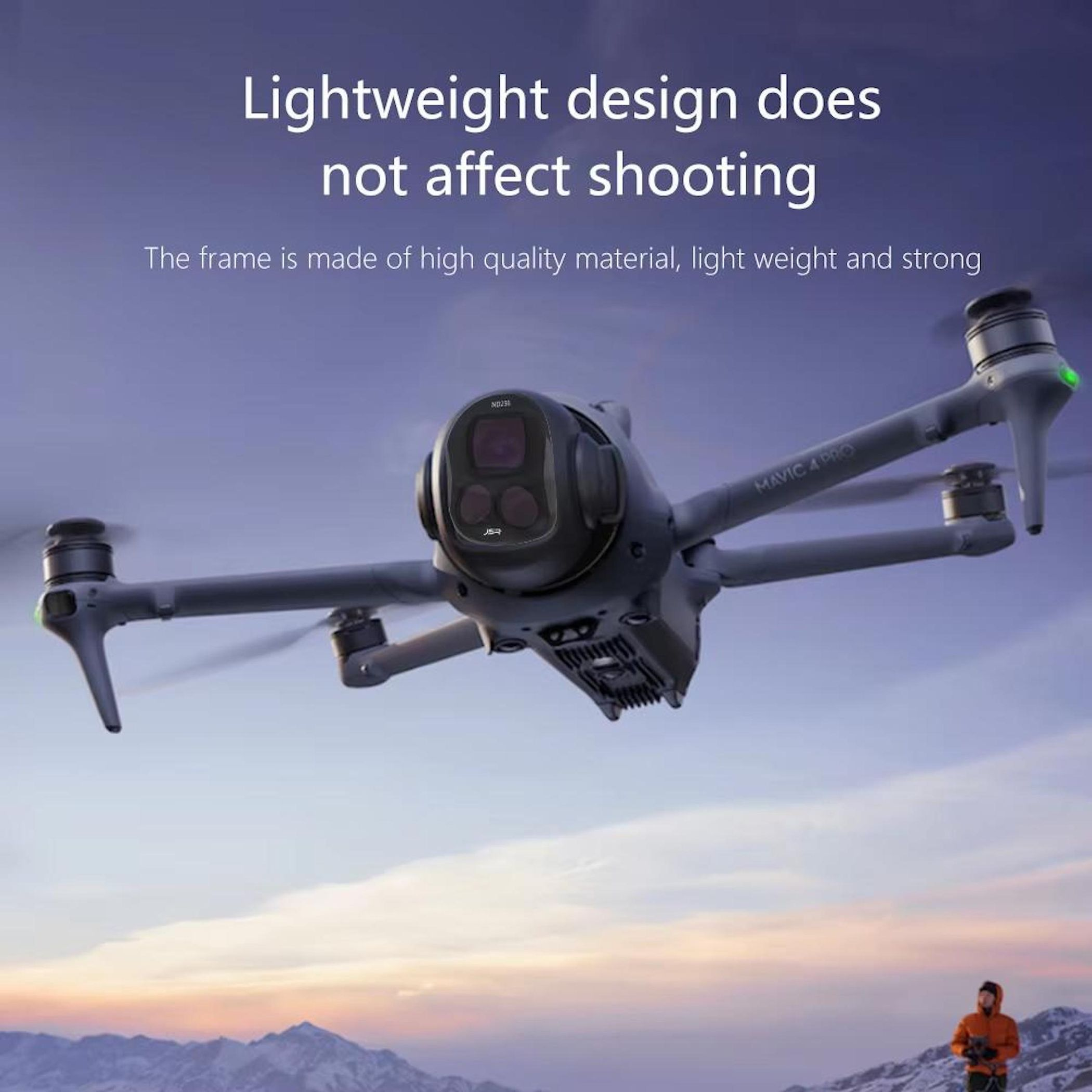 Eine graue DJI Mavic 4 Pro Drohne fliegt über Bergen. Eine Person steht darunter.