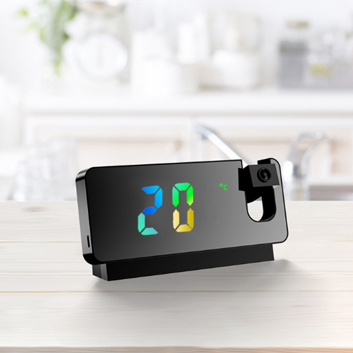 Eine schwarze Digitaluhr mit projizierter Anzeige, die '20' in bunten Ziffern zeigt.