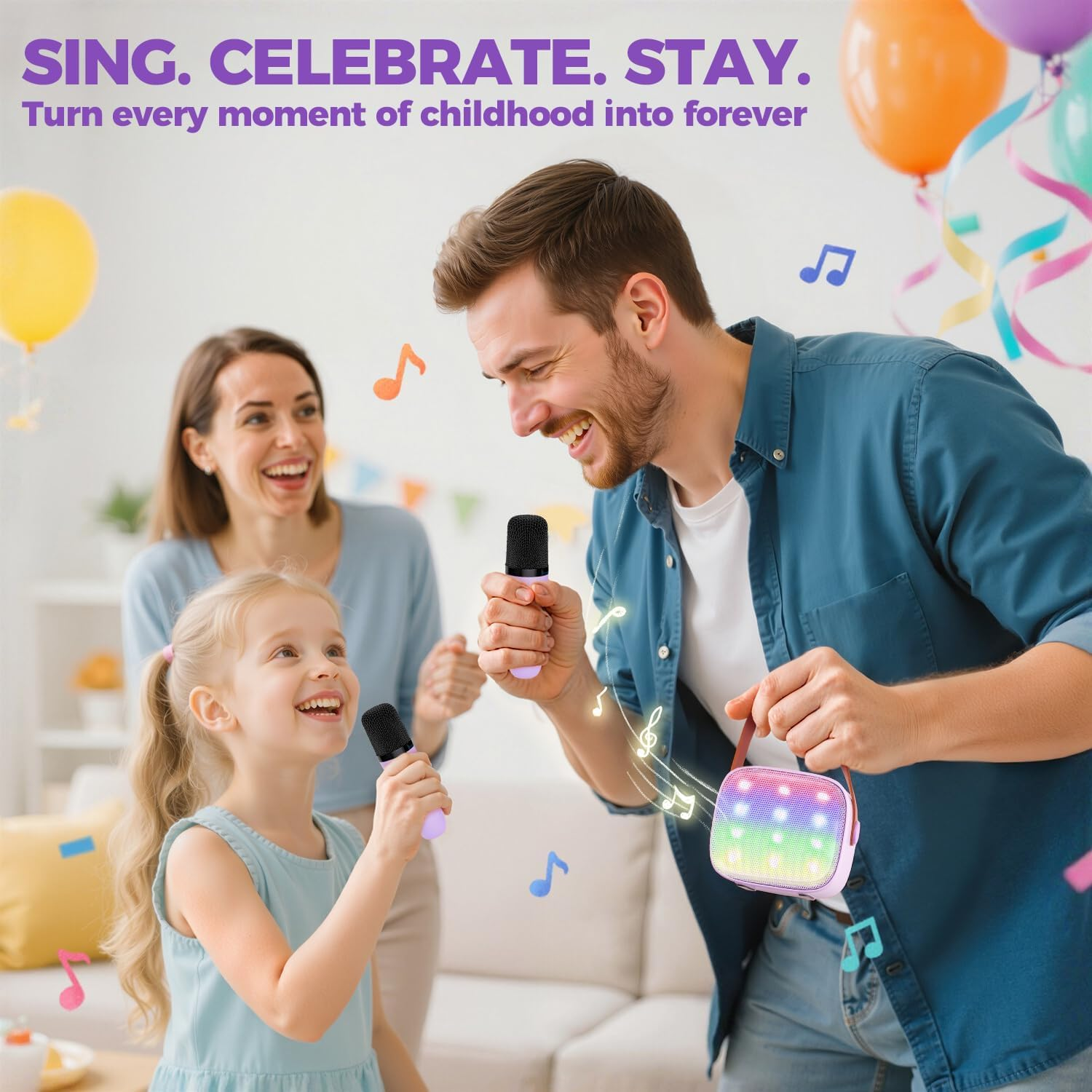 Familie singt mit Mikrofonen und buntem Lautsprecher, Ballons und Girlanden im Hintergrund.