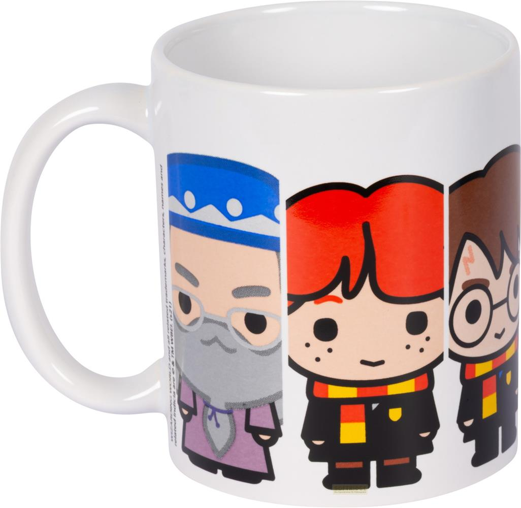 Eine weiße Tasse mit Zeichentrickfiguren Dumbledore, Ron und Harry Potter.