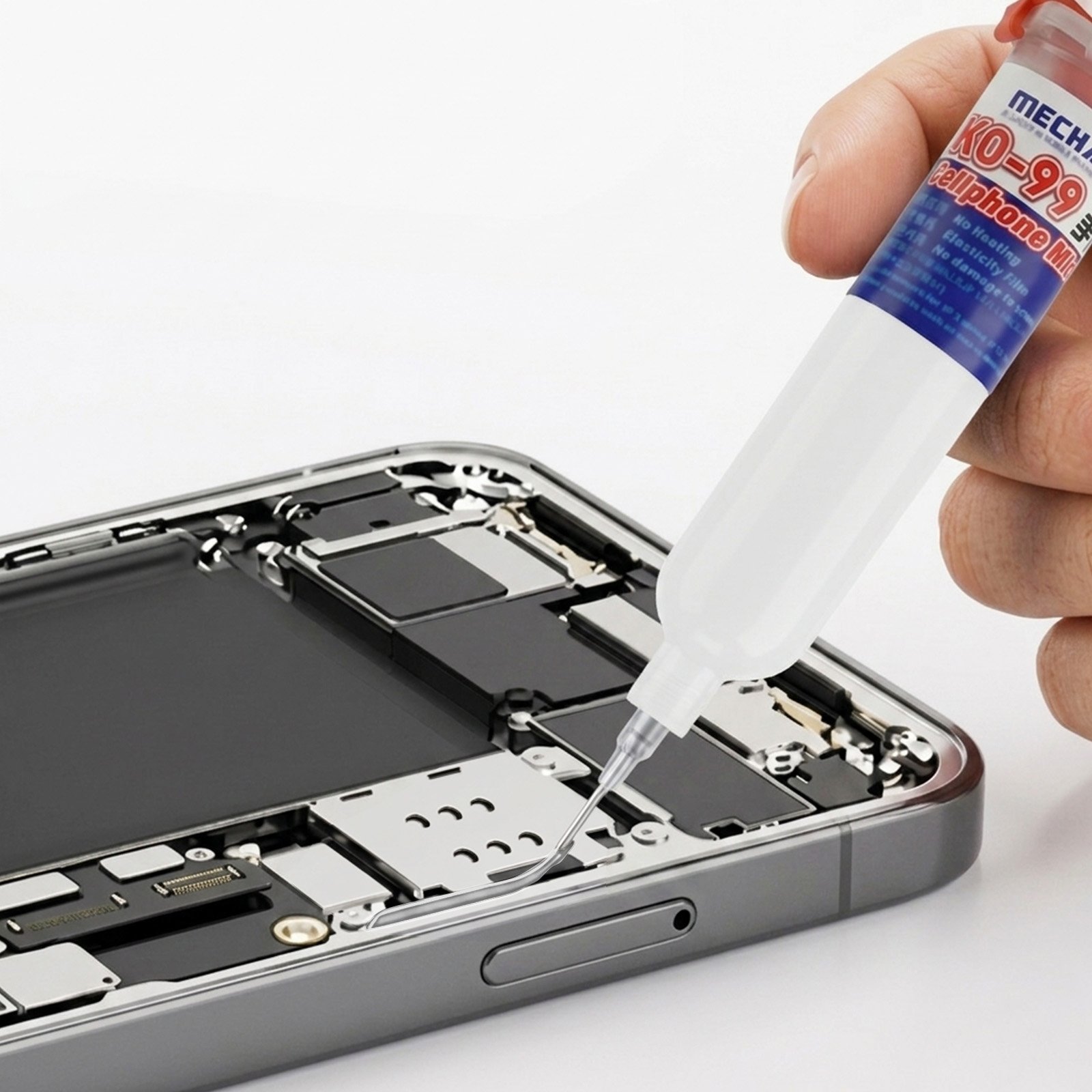 Eine Hand hält eine weiße Flasche mit einer feinen Spitze, die auf ein geöffnetes Smartphone aufgetragen wird.