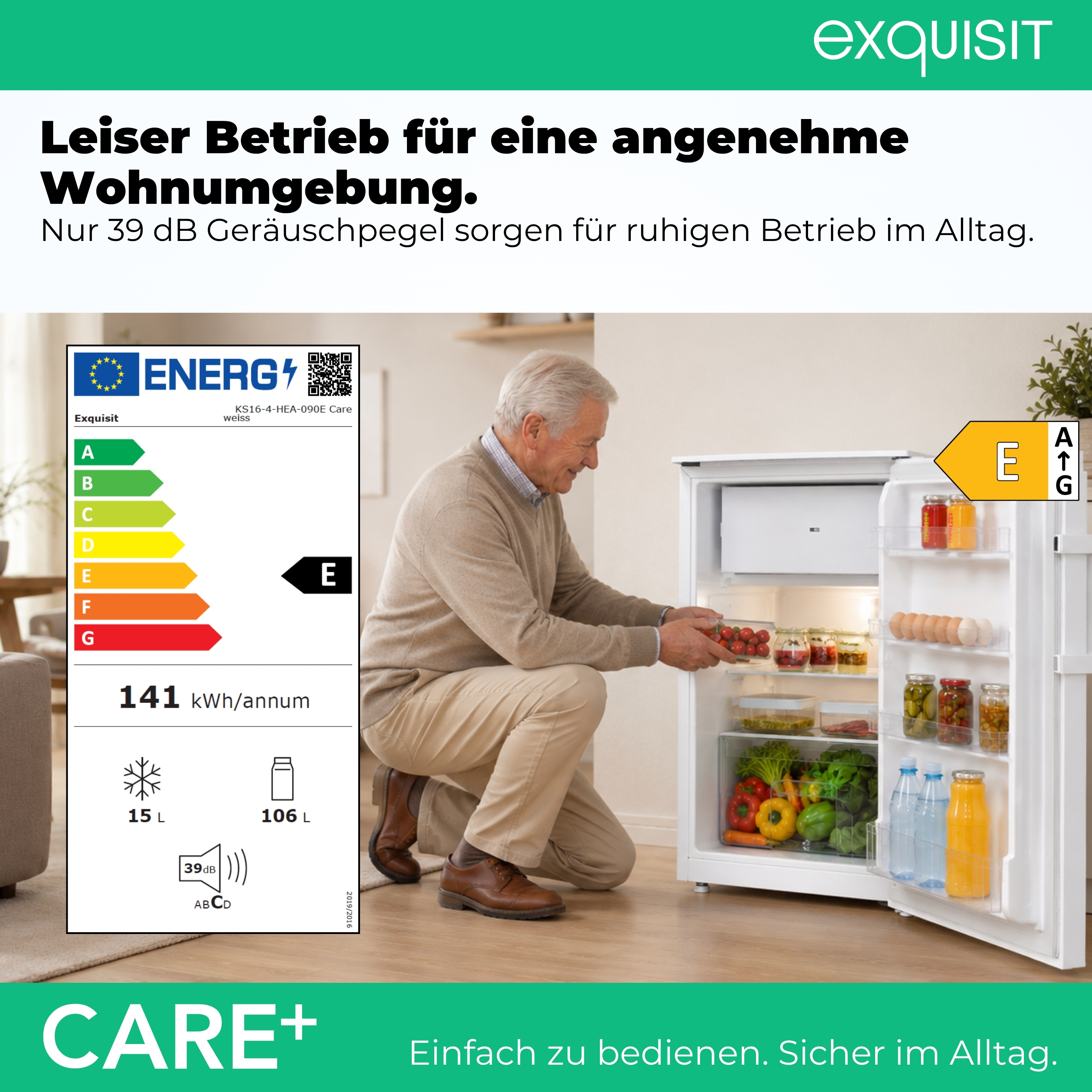 Ein Mann kniet vor einem offenen Kühlschrank, der mit Lebensmitteln gefüllt ist.