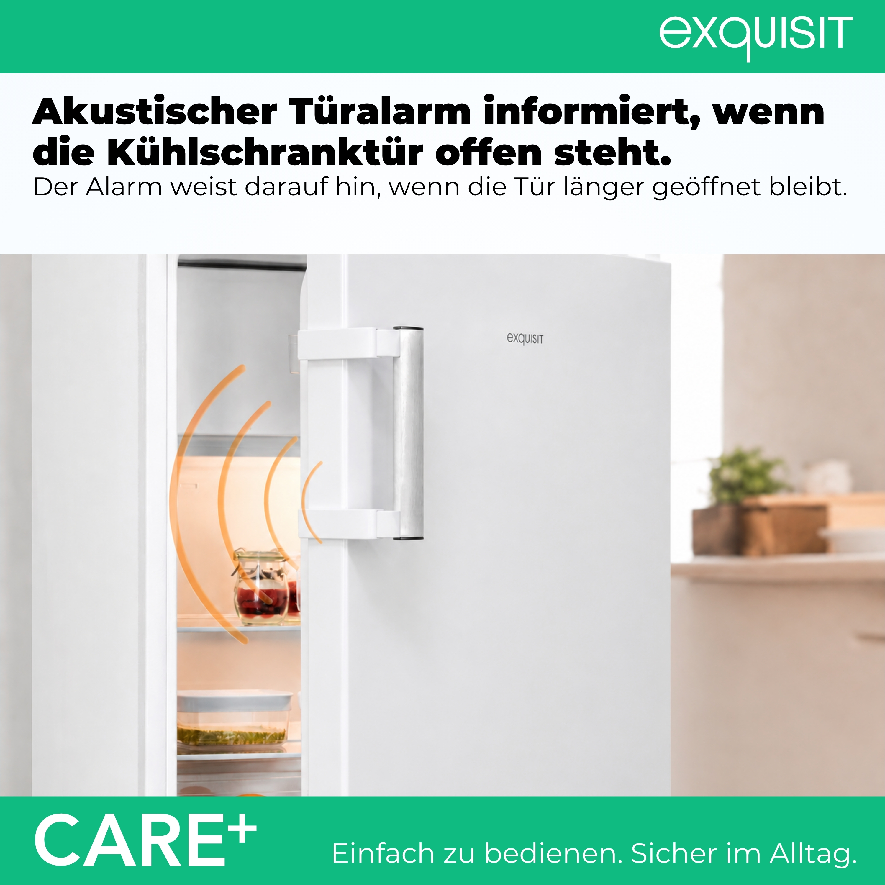 Ein offener Kühlschrank mit Gläsern und einem Warnton-Symbol.