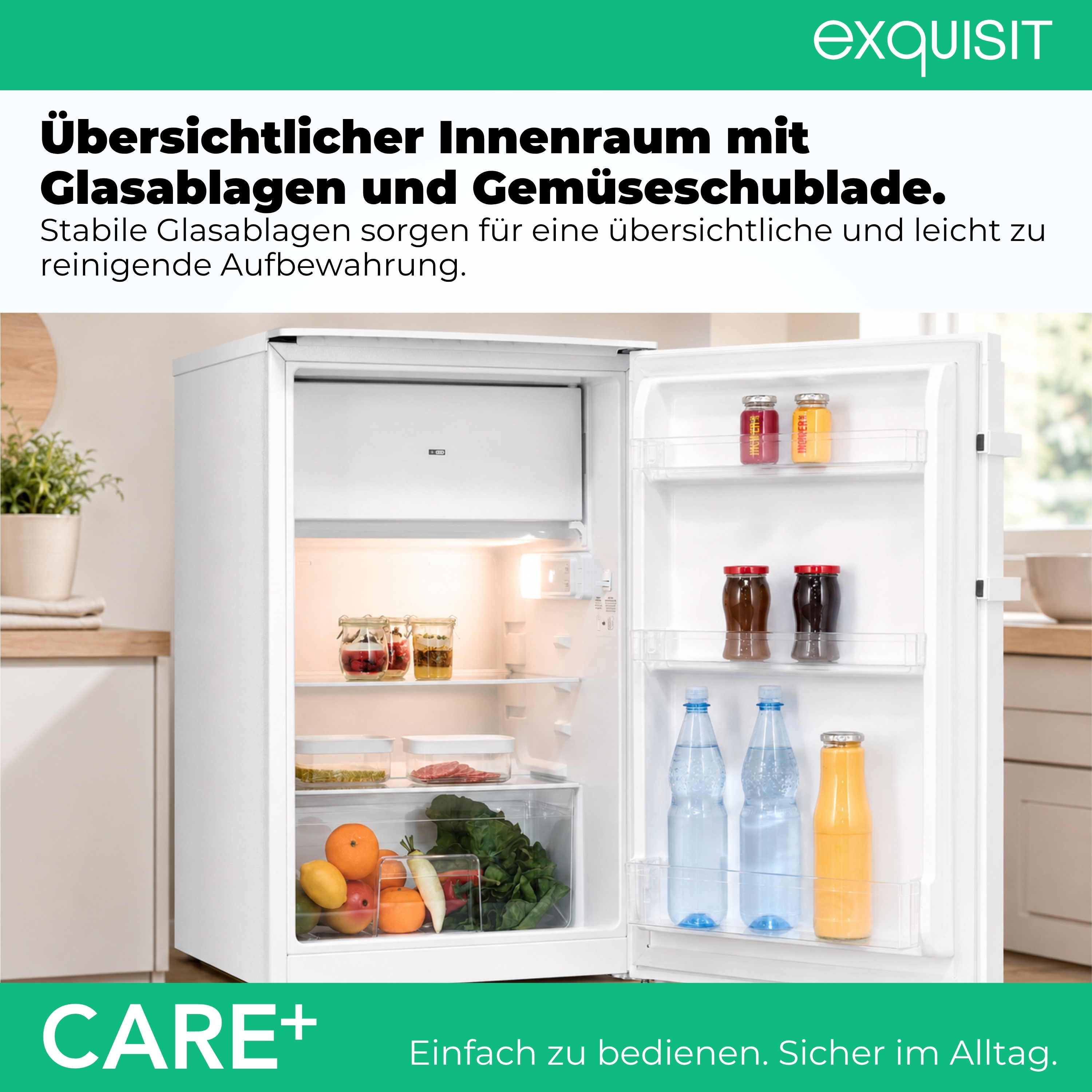 Ein offener Kühlschrank mit Glasablagen, gefüllt mit Obst, Gemüse und Getränken.