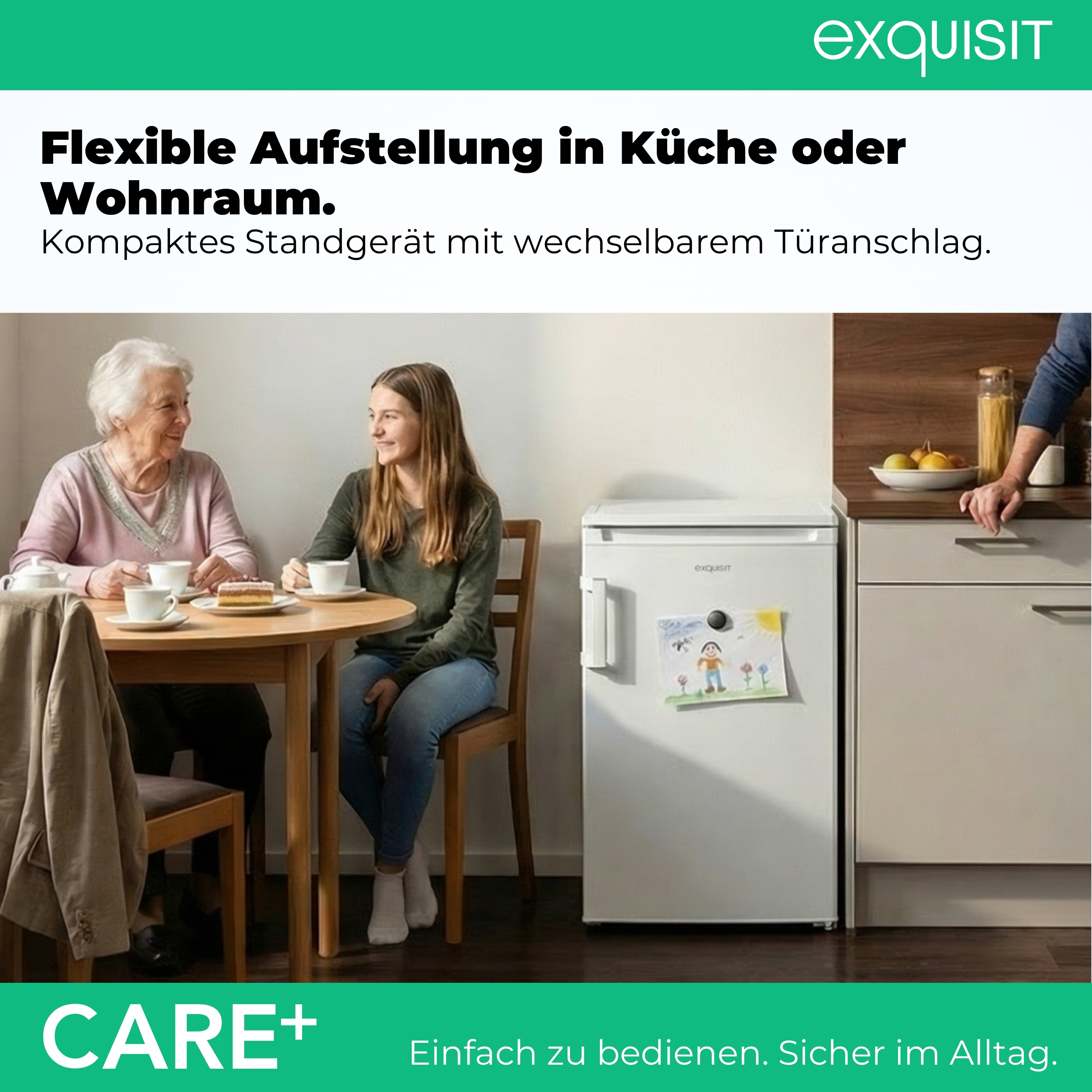 Zwei Frauen sitzen an einem Tisch mit Kaffee. Daneben ein Kühlschrank.