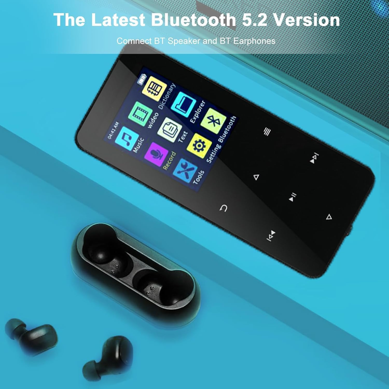 Ein schwarzer MP3-Player mit Kopfhörern und Ladestation auf blauem Hintergrund.