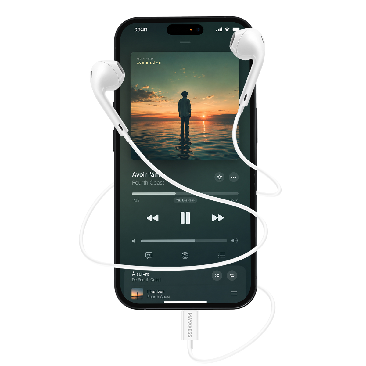 Uno smartphone riproduce musica con auricolari bianchi collegati alla porta di ricarica.
