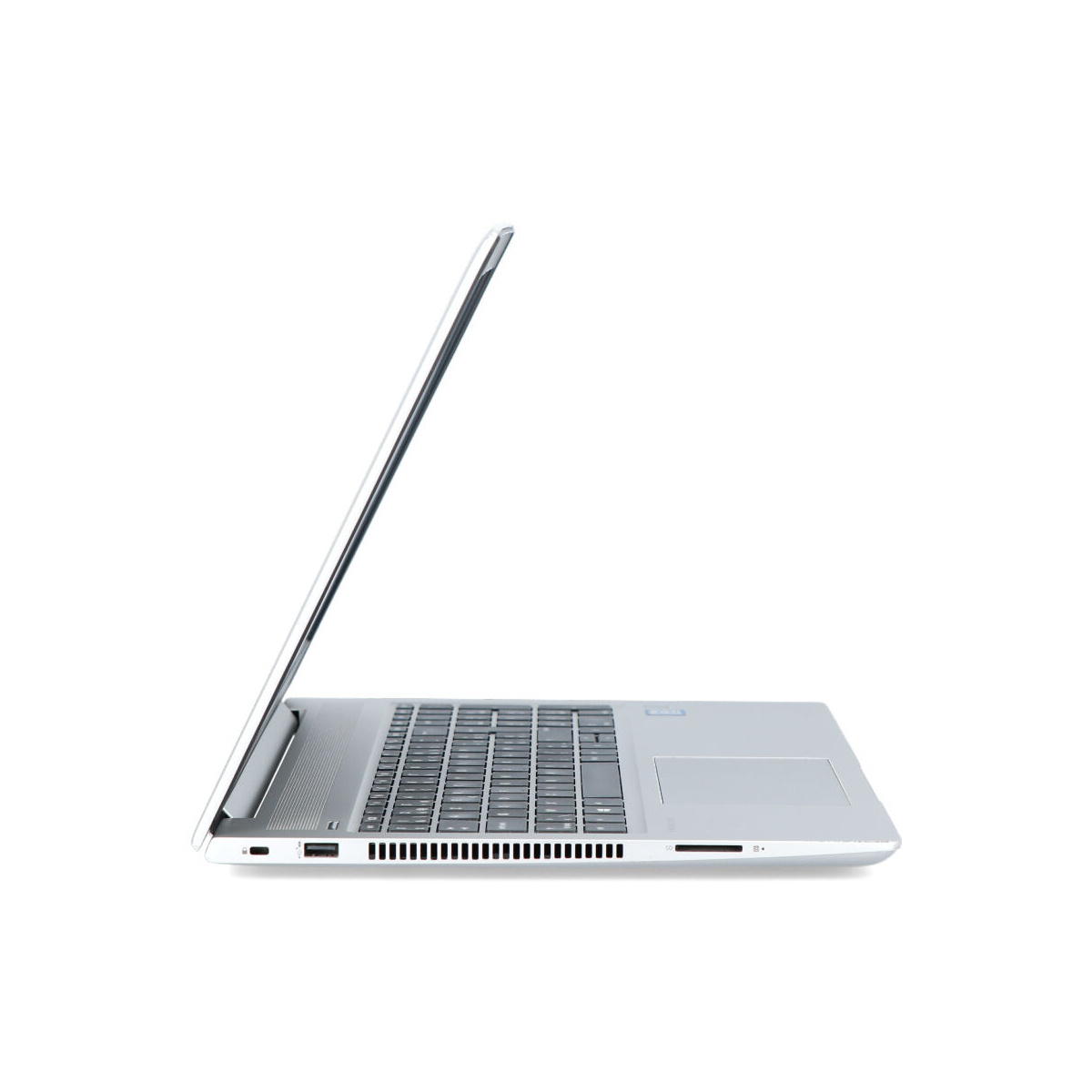 Ein silberner Laptop im Profil, mit geöffnetem Bildschirm auf weißem Hintergrund.