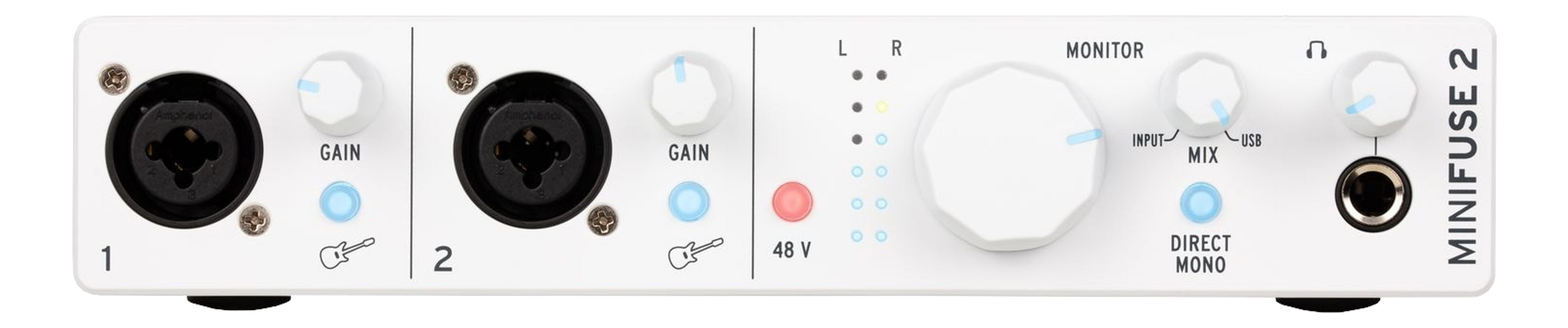 Ein weißes Audiointerface mit zwei XLR-Eingängen, Reglern und Anschlüssen.