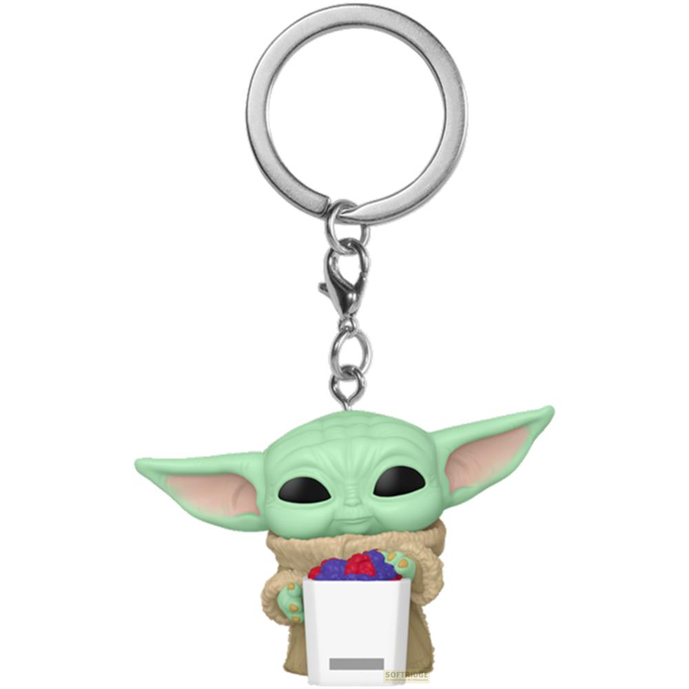 Ein grüner Baby Yoda Schlüsselanhänger hält eine weiße Schale mit roten und blauen Beeren.