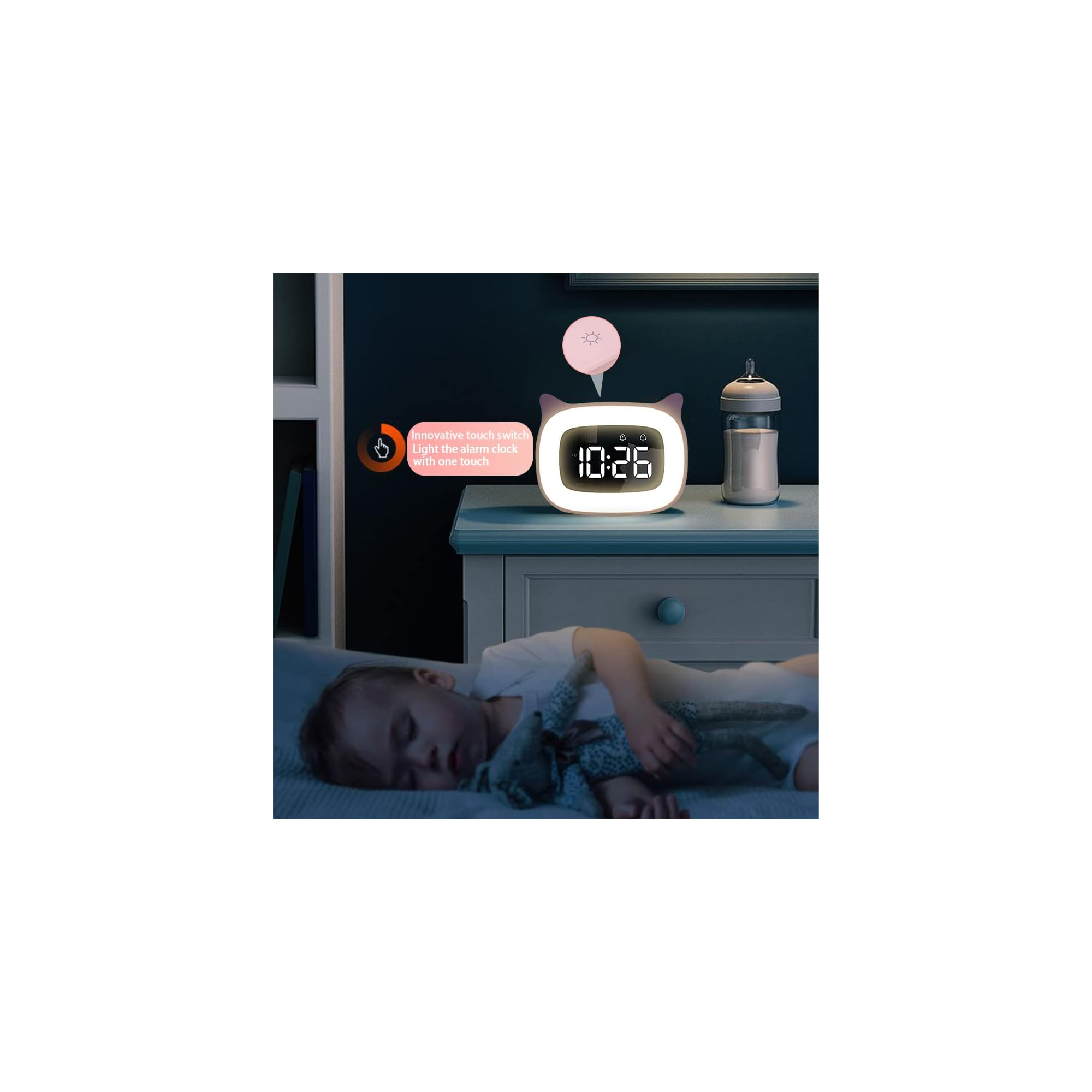 Ein Baby schläft mit einem Stofftier neben einem Nachttisch mit einem Wecker.