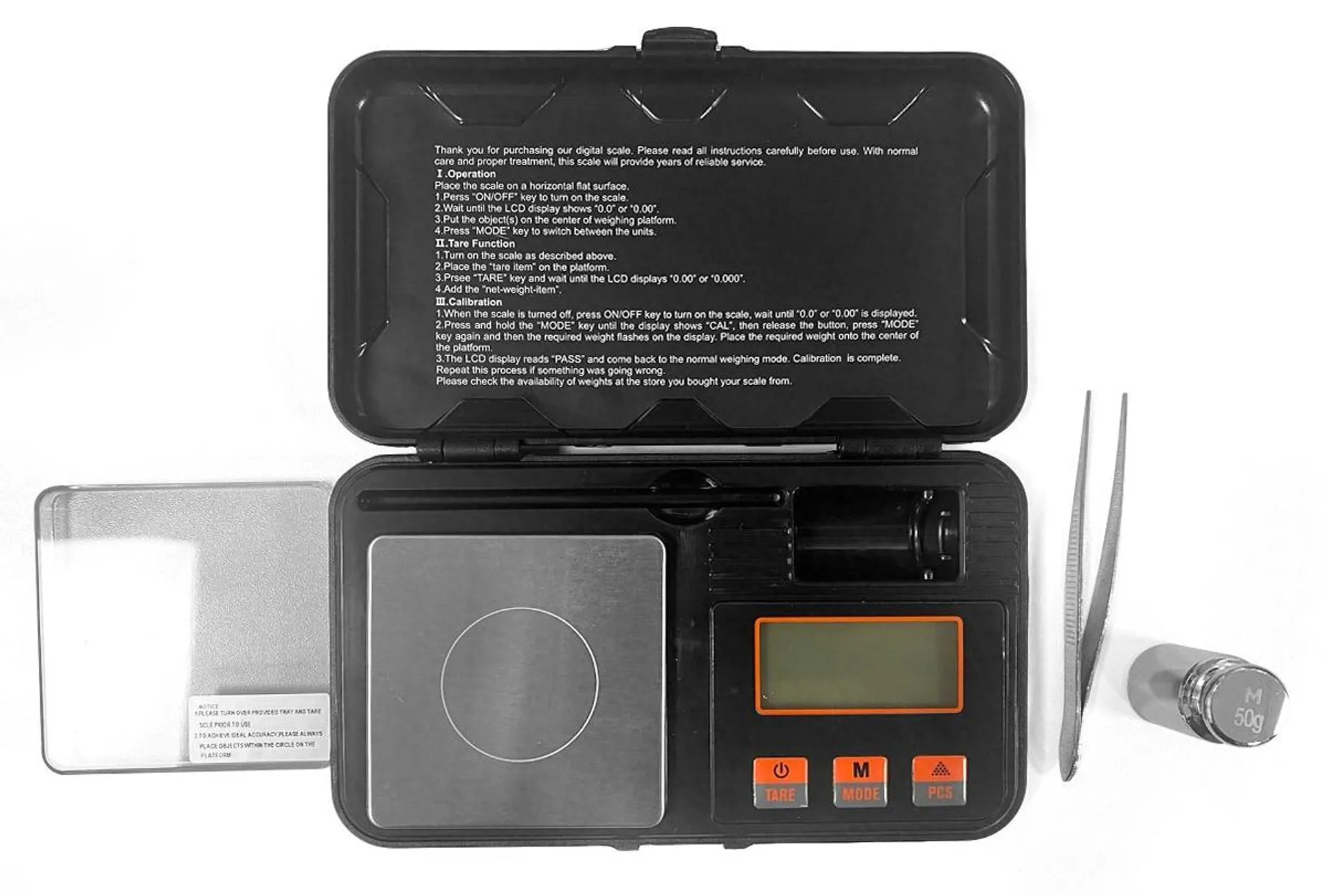 Eine digitale Waage mit Zubehör, darunter Pinzette und 50g Gewicht, auf weißem Hintergrund.