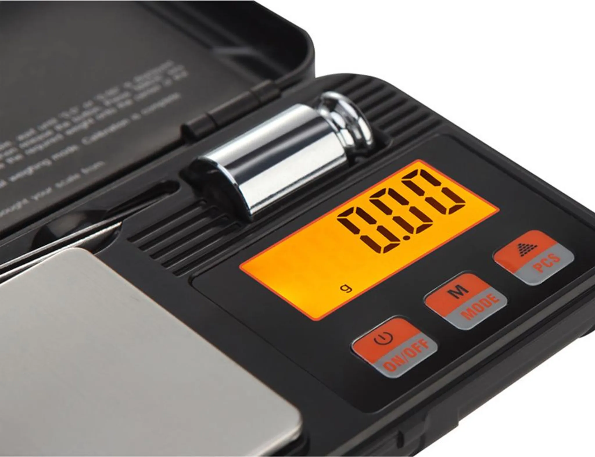 Eine schwarze Digitalwaage mit silbernem Gewicht und orangefarbenem Display.