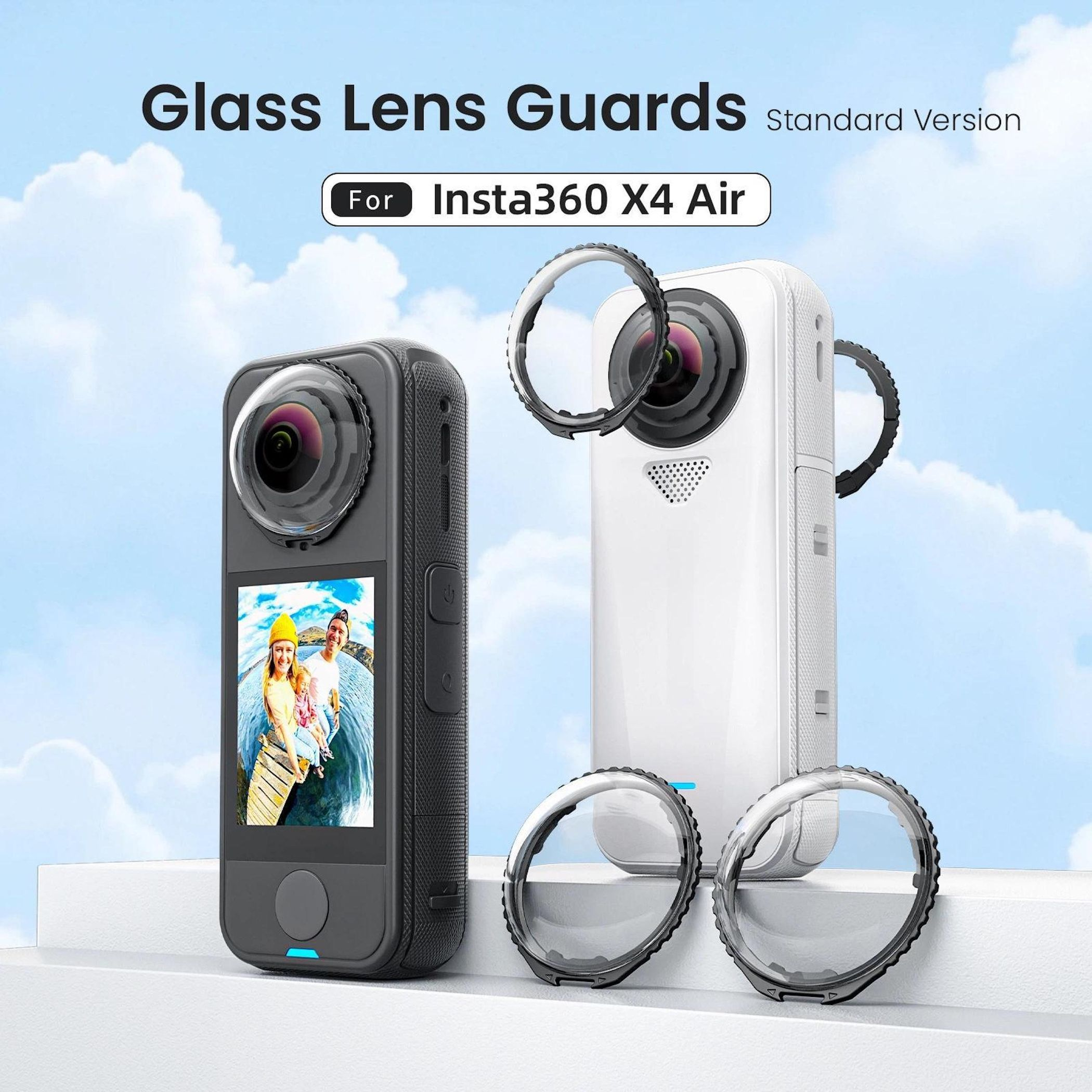 Zwei Insta360 X4 Air Kameras, schwarz und weiß, mit Linsenschutz. Blauer Himmel Hintergrund.