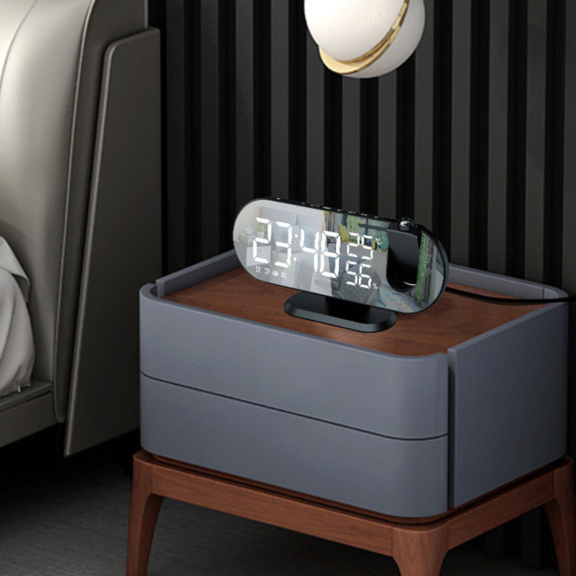 Digitaler Wecker mit Spiegel auf Nachttisch. Zeigt 23:48 und Temperatur an.