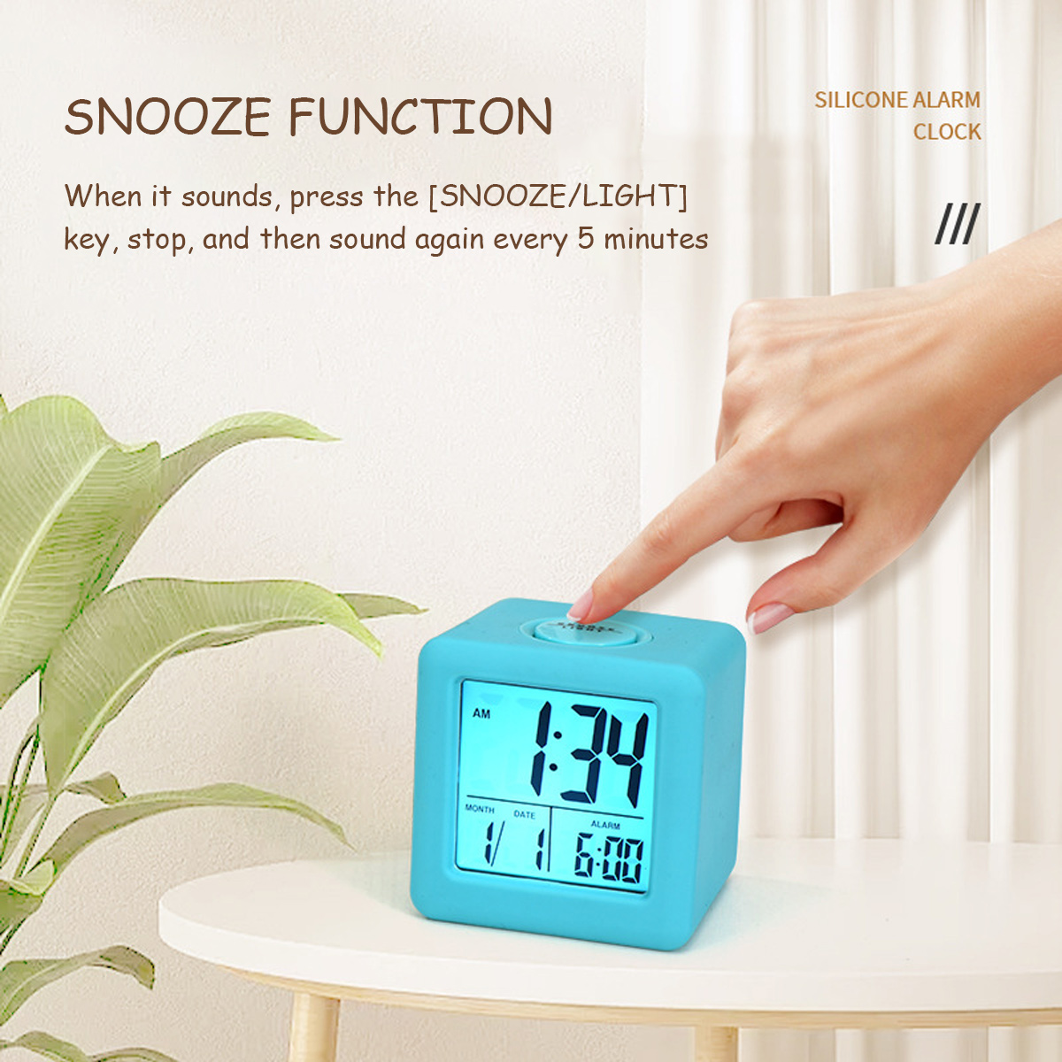 Ein blauer Wecker zeigt 1:34 Uhr und Alarm 6:00 Uhr an. Eine Hand drückt die Snooze-Taste.