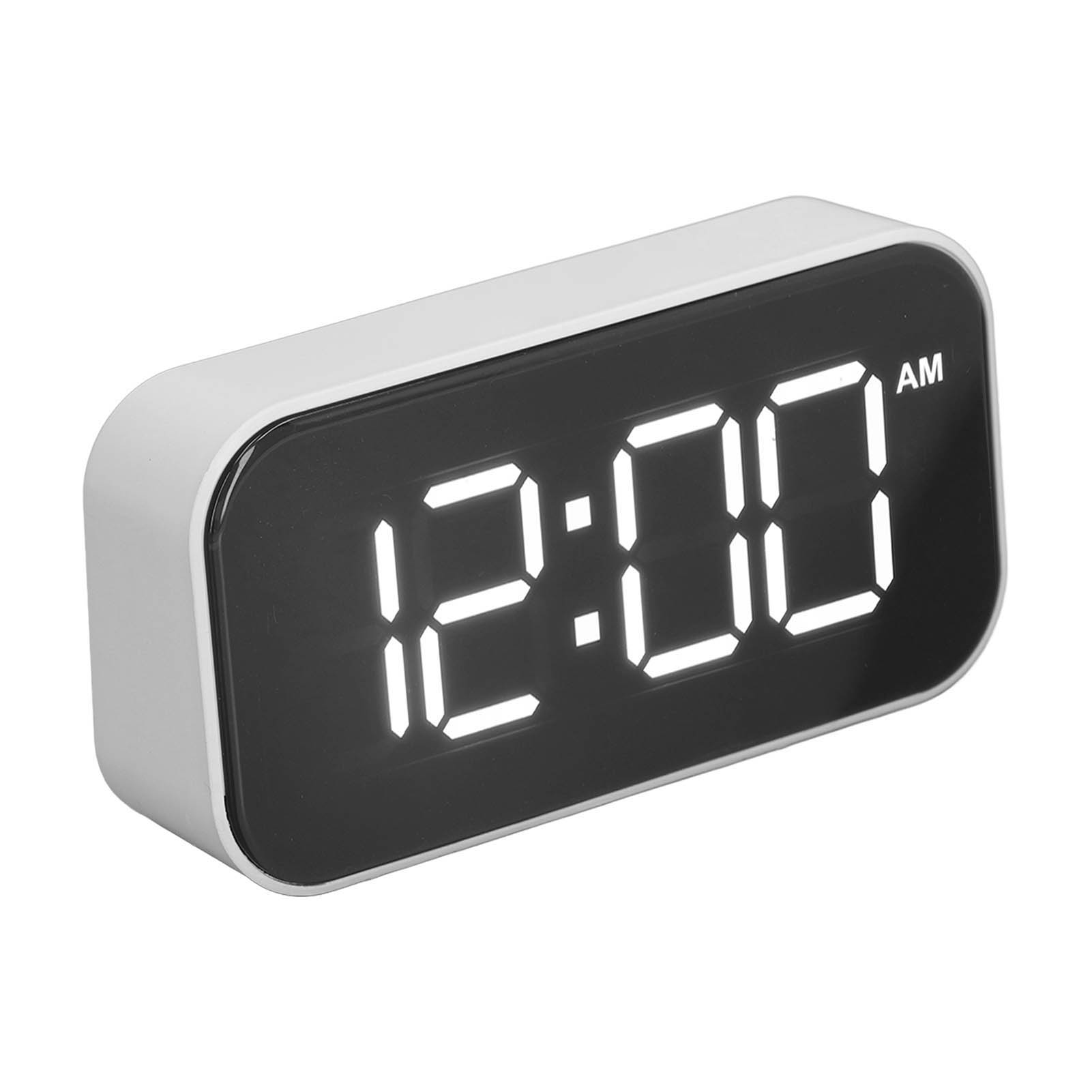 Ein weißer Digitalwecker zeigt 12:00 AM an.