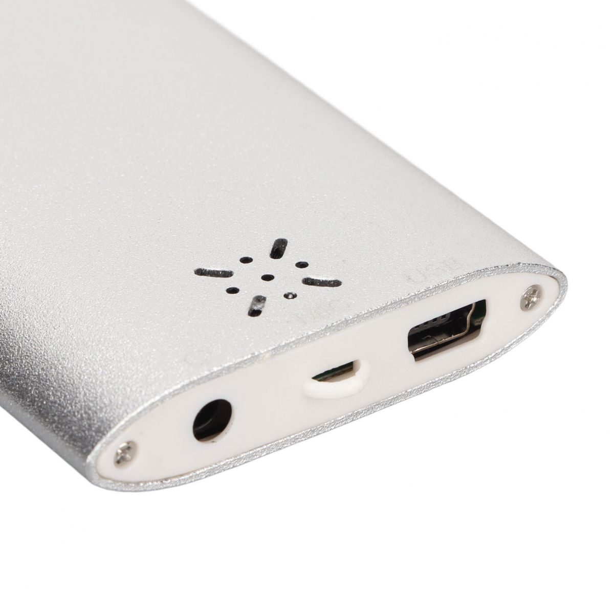 Silbernes tragbares Gerät mit Audiobuchse, Micro-USB- und USB-Anschlüssen. Lautsprechergrill oben.