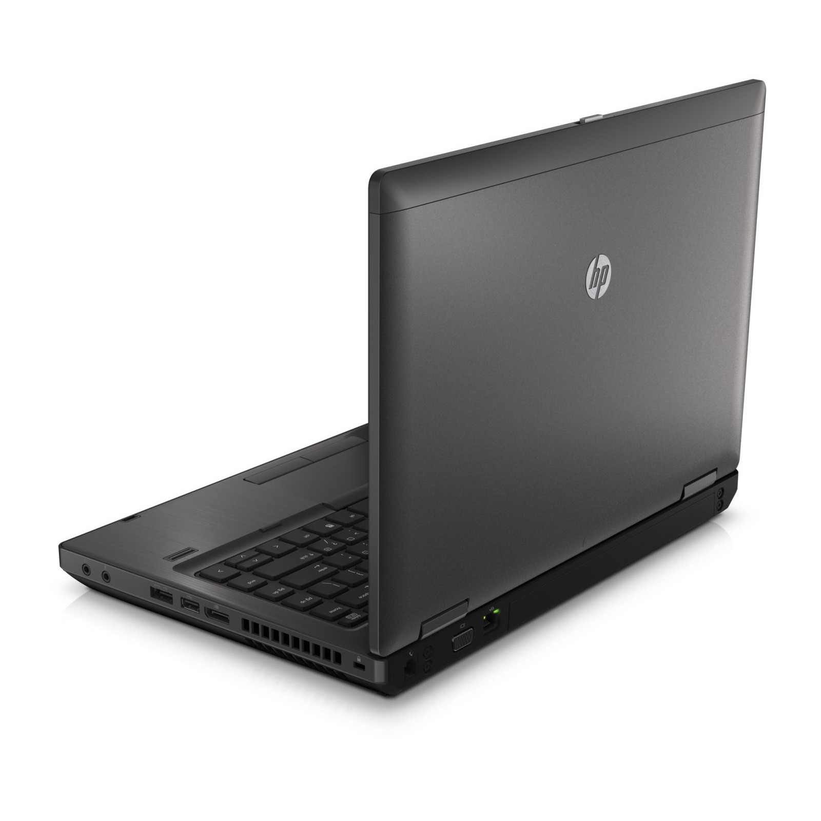 Ein dunkler HP Laptop mit geöffnetem Bildschirm und Tastatur auf weißem Hintergrund.
