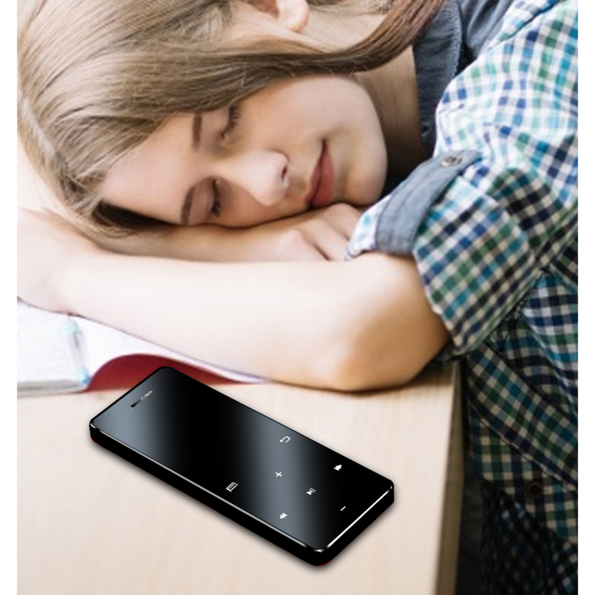 Schlafendes Mädchen mit schwarzem MP3-Player auf dem Tisch.