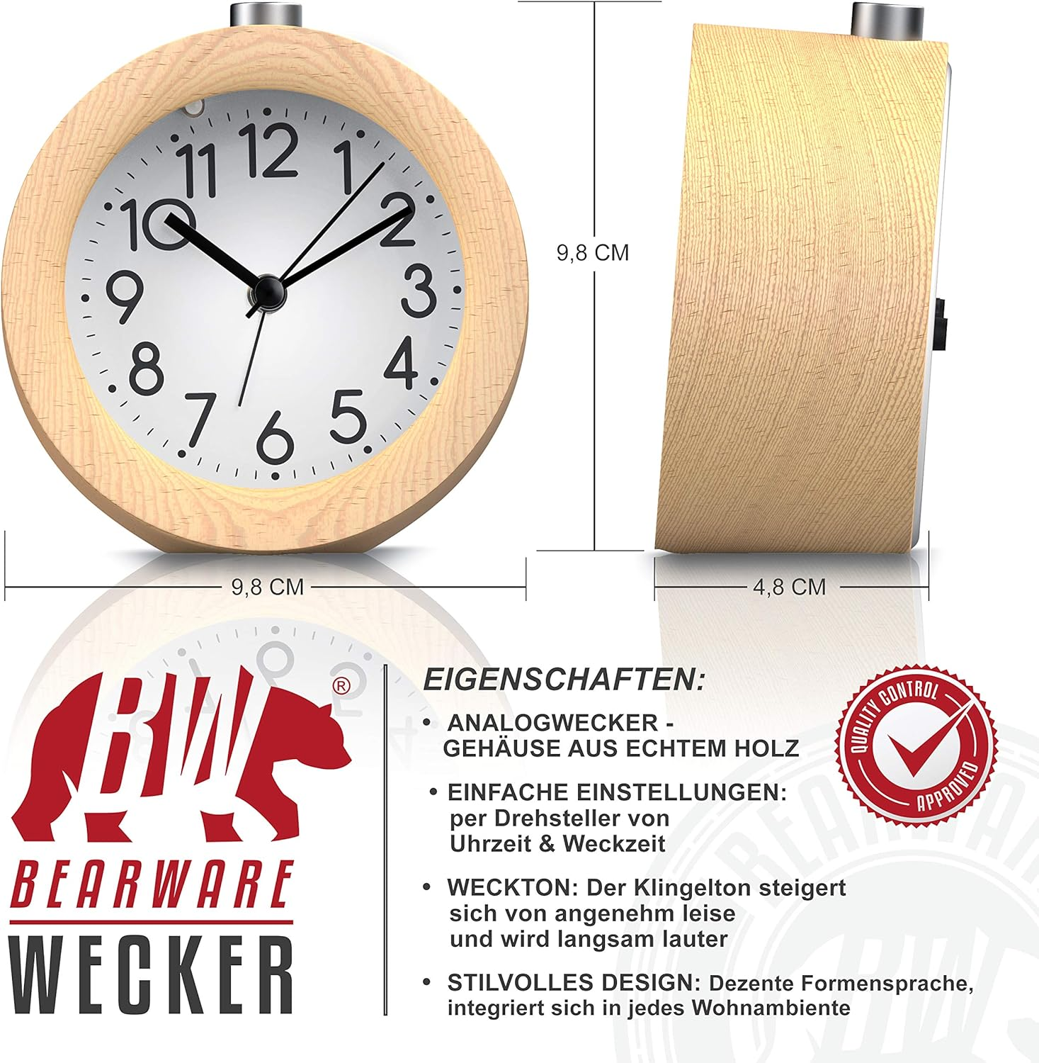Ein runder Holzwecker mit schwarzen Zeigern und Zahlen auf weißem Zifferblatt.