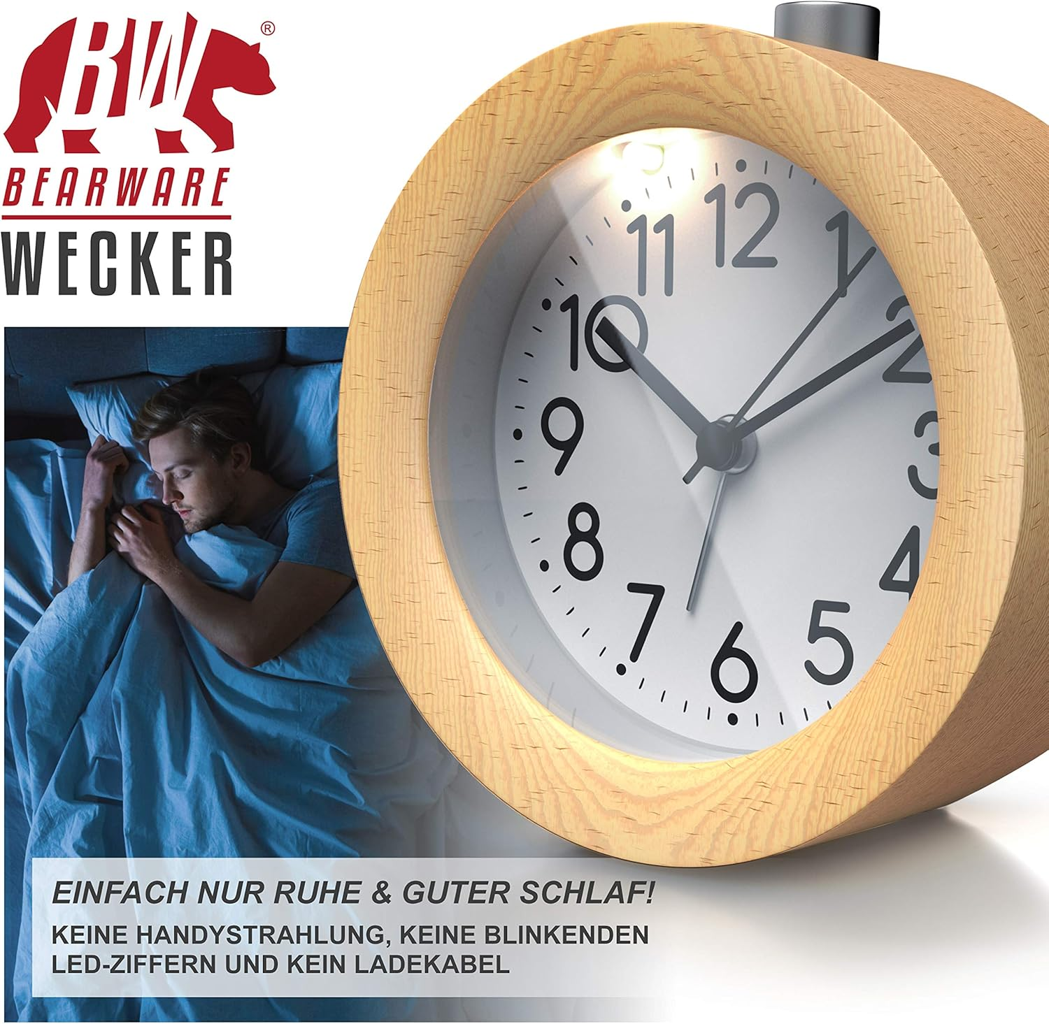 Holzwecker mit analoger Zeitanzeige schläft Mann im Bett.