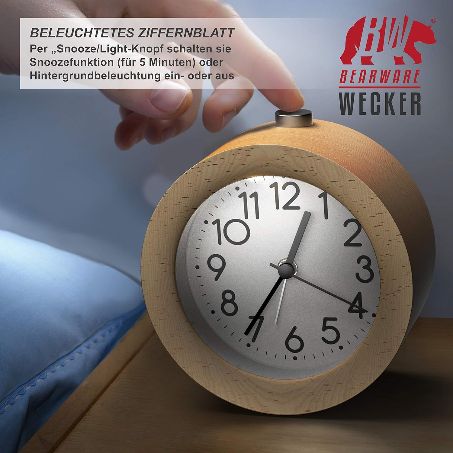 Ein Finger drückt auf den Knopf eines beleuchteten Weckers auf einem Nachttisch.
