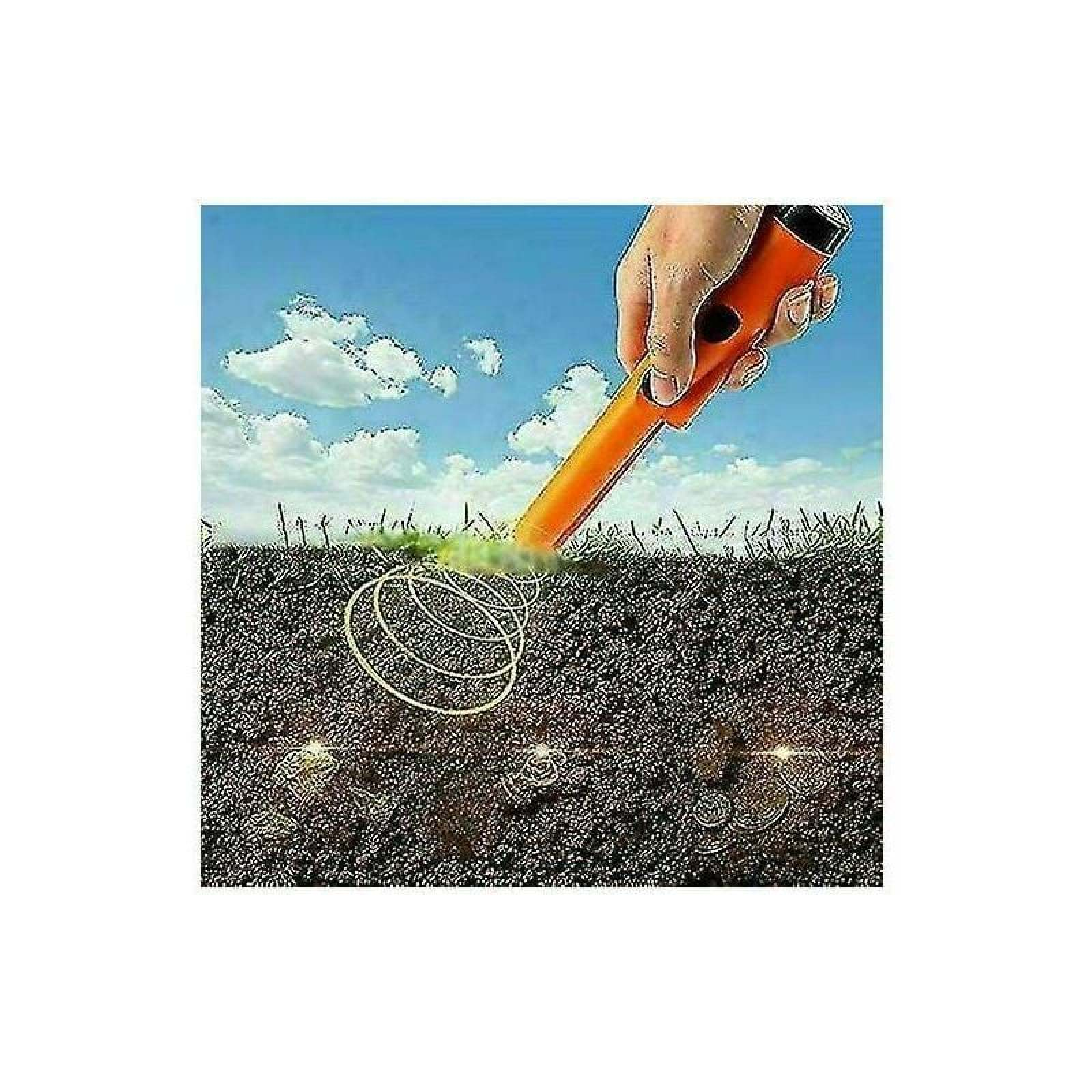 Eine Hand hält einen orangefarbenen Metalldetektor über den Boden, auf dem Münzen vergraben sind.