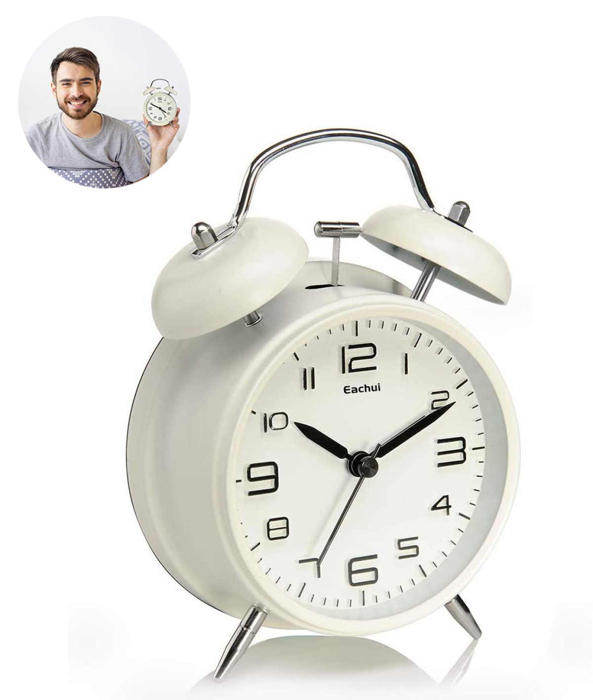 Ein Mann hält eine weiße Weckeruhr. Im Vordergrund steht eine größere weiße Weckeruhr.