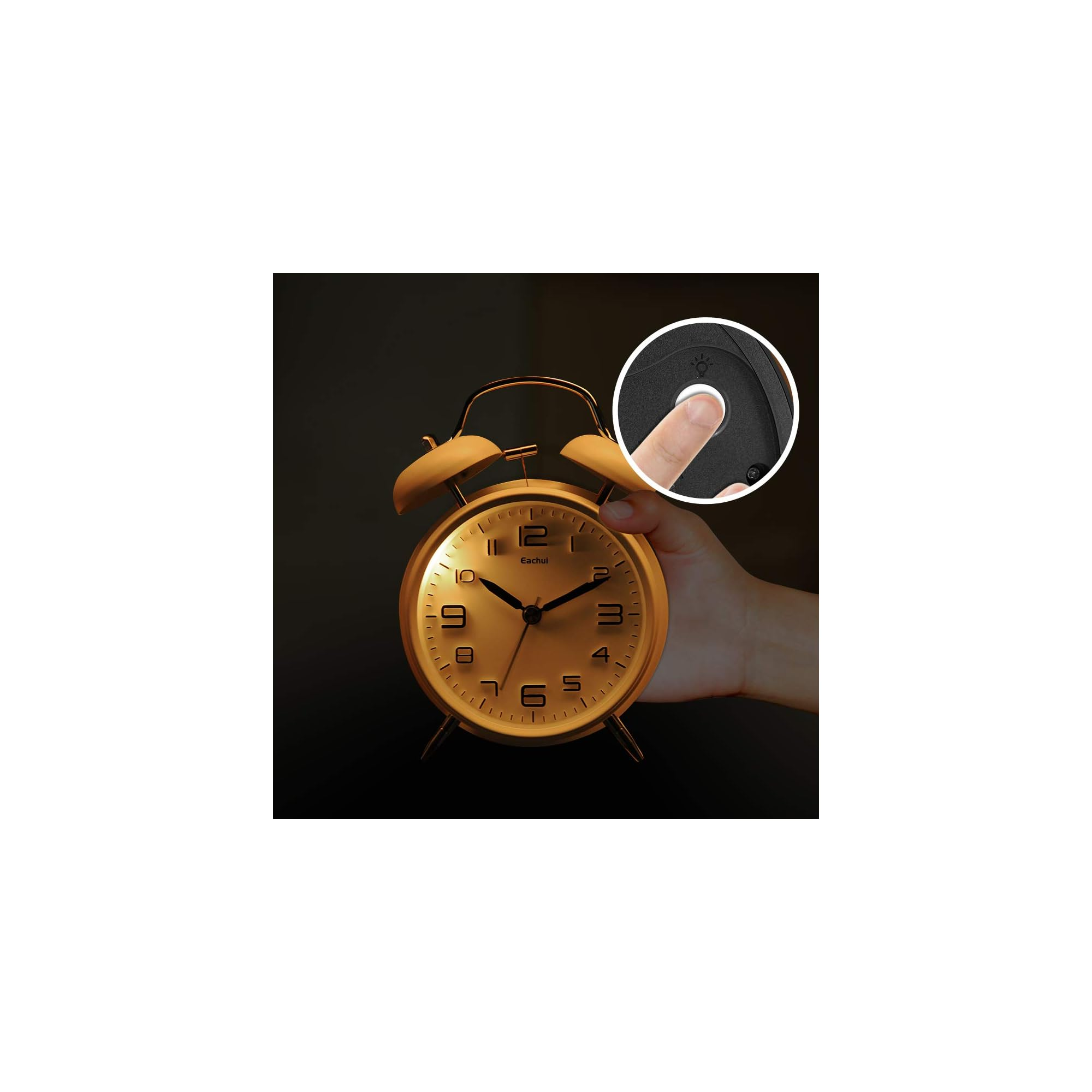 Ein goldener Wecker mit zwei Glocken wird von einer Hand gehalten, die einen Knopf drückt.